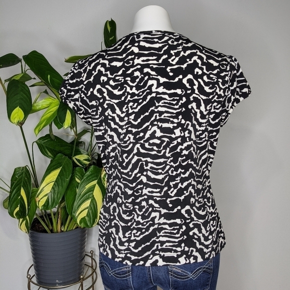 ✨3/$15 Worthington black & white work blouse LP - Picture 3 of 5